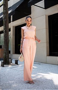 Conjunto em alfaiataria calça reta e blusa