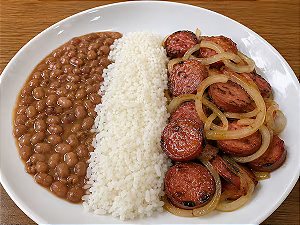Calabresa defumada acebolada.
