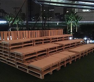 Arquibancada de Pallet Export  com almofadas individuais customização de almofadas