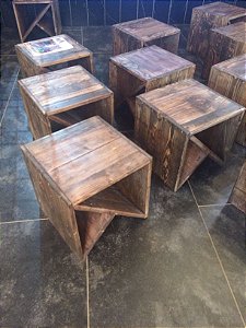 Banqueta geométrica de madeira pinus