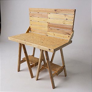 Mesa expositora dobrável de pinus com painel canaletado dobrável