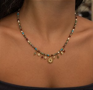 Colar com Pedras Naturais e Pingentes banhados a ouro
