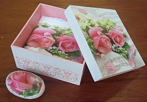 Caixa com toalha e um sabonete decorados com rosas - sob encomenda