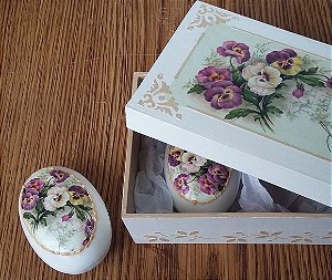 Caixa de MDF e 2 Sabonetes Decorados com Amores Perfeitos - sob encomenda