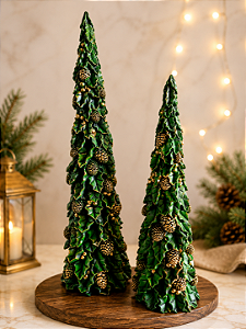 Árvore de Natal Decorativa em Resina 48 cm com Folhas Verdes e Pinhas Douradas | Decoração Natalina Premium | Delicare Home