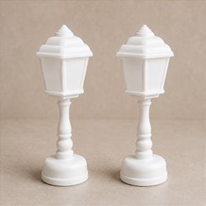 Poste Decorativo Branco com LED 17 cm | Poste Iluminado em Plástico Estilo Clássico | Vila Natalina ou Halloween Premium | Delicare Home