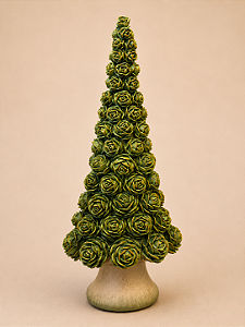 Árvore de Natal Decorativa em Resina 36 cm com botões de rosas verdes esculpidas | Decoração de Natal Premium | Árvore Natalina Elegante | Delicare Home