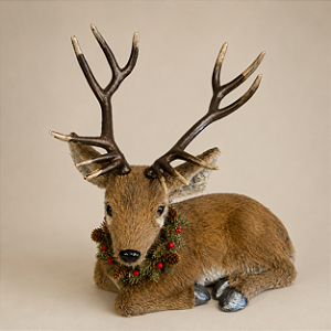 Rena Decorativa Realista Sentada com Guirlanda Verde e Pinhas – Pelagem Peluciada – 33 cm | Decoração de Natal Premium