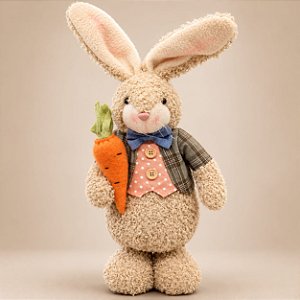 Coelho de Páscoa Menino em Pelúcia com Cenoura – 48 x 17 cm