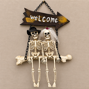 Enfeite Pendente Casal de Caveiras Halloween Welcome 60 x 40 cm