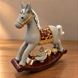 Cavalinho de Balanço Natalino Vintage em Resina com Presentes 13 x 12,5 cm