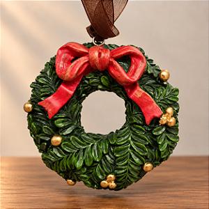 Enfeite de Natal Pendente Guirlanda Verde com Laço Vermelho em Resina – 7,5 x 7,5 cm