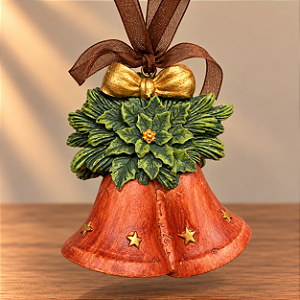 Enfeite de Natal Pendente Sinos Vermelhos com Laço Dourado em Resina – 7,5 x 7,5 cm