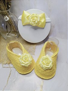 Kit Sapatinho de Crochê com Flor de Cetim + Faixinha Meia de Seda