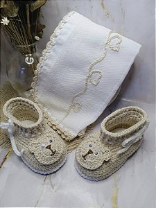 Kit Baby Ursinho – Fralda de Boca Bordada à Mão + Botinha em Crochê (100% Algodão)