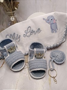 Kit Maternidade Príncipe – Sandália Real em Crochê + Fralda Bordada "My Love" + Chaveiro Coração