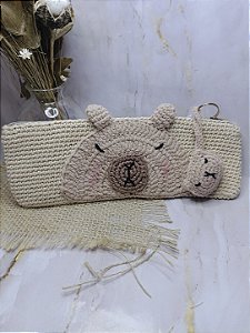 Estojo Multiuso Capivara em Crochê com Forro e Zíper (23 x 5 cm)