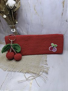 Estojo Multiuso Cerejinha em Crochê com Forro e Zíper (21 x 8 cm)