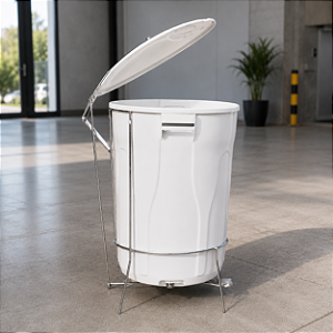 Lixeira Plástico C/ Pedal em Aço 60 Litros