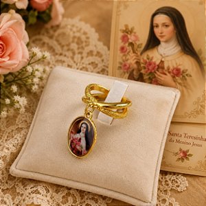 Anel Dourado com Pingente Santa Terezinha