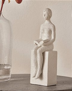 Escultura Mulher com Livro em Polirresina Decorativa