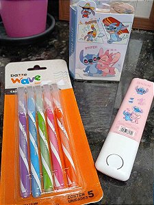 COLEÇÃO STITCH ACESSÓRIOS: ESTOJINHO 3 EM 1 + CINCO  MINI CANETAS BAZZE