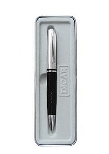 D202 - Caneta de metal com detalhe de couro sintético preto e estojo.