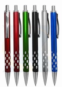 D112 - Caneta semi-metal, com detalhes prata. Obs.: Caneta azul de metal brilhante.