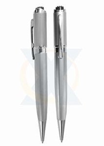 D136 - Caneta esferográfica com massageador e caneta, acompanha uma pilha.