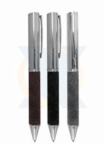 D152 - Caneta de metal brilhante com detalhe de papel recíclado.