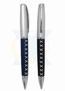 D160 - Caneta de metal com couro sintético, detalhe em costura branca.