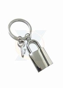 D60 - Chaveiro com formato de cadeado em material metal.
