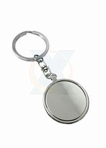 D253 - Chaveiro de metal em formato de bola de futebol cortada. Embalagem em caixa de papelão resistente.