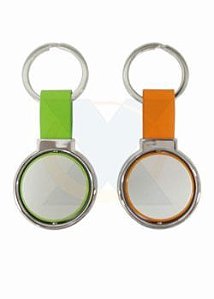 D289 - Chaveiro de metal redondo com detalhe colorido em couro sintético.