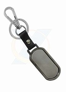 D298 - Chaveiro de metal com relevo e detalhe de couro. Embalagem, caixinha preta.