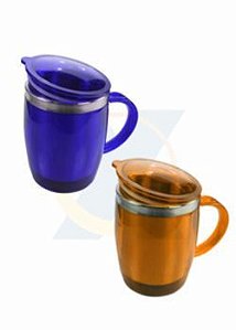D256 - Caneca plástica com capacidade para 400 ml, revestida em inox e com tampa rosqueável para manter melhor a temperatura.