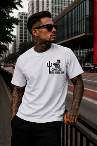 Camiseta Quem Anda com Exú não Anda Só