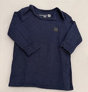 TAM 3. Reserva. Blusa de manga comprida em malha azul.