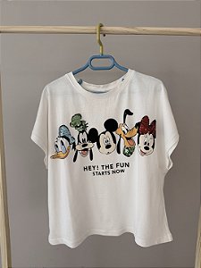 Blusa em malha branca, personagens da Disney, Marca Zara, tamanho 11-12 anos