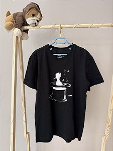 TAM 12. Reserva. Blusa de malha básica preta com estampa de cartola de mágico