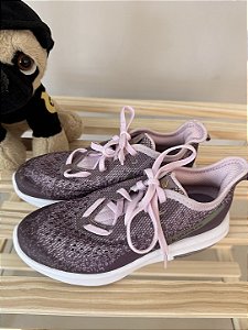 TAM 30 - Nike - Tênis Airmax roxo com cadarço rosa.