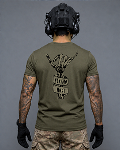 Camiseta Memento Mori Ronin Apparel Verde Militar com Estampa nas Costas
