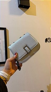 Bolsa prata com fivela quadrada