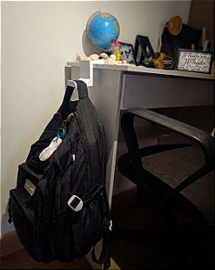 Suporte lateral de mesa para mochilas e bolsas