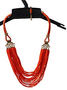 Colar Longo de Miçangas Laranja Multivoltas com Acabamento Dourado