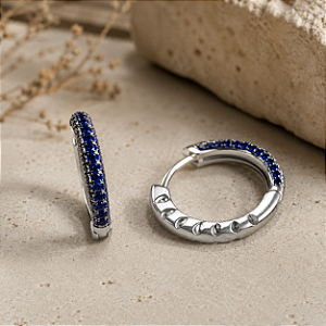 Brinco Argola Pequena de Prata 925 com Zircônias Azuis
