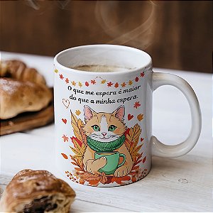 Caneca Motivacional “O Que Me Espera é Maior do Que a Minha Espera” | Porcelana 325 ml | 1 Unidade – Fenari