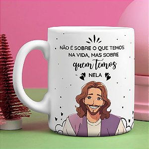 Caneca Cristã “Não é Sobre o Que Temos, Mas Sobre Quem Temos” | Porcelana 325 ml | 1 Unidade – Fenari