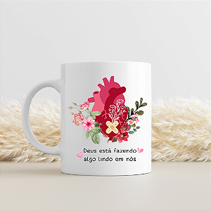 Caneca Romântica Cristã “Deus Está Fazendo Algo Lindo em Nós” | Porcelana 325 ml | 1 Unidade – Fenari