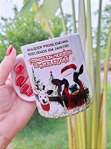Caneca Natalina Divertida “Qualquer Probleminha Resolvemos em Janeiro” | Porcelana 325 ml | 1 Unidade – Fenari